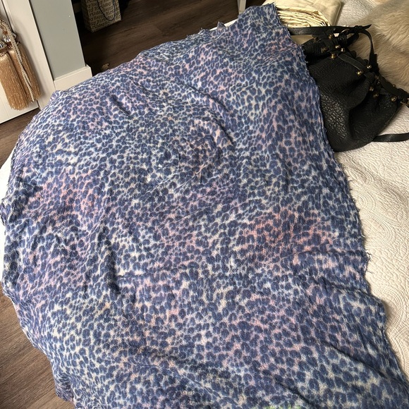 Louis Vuitton leopard scarf - Picture 9 of 15